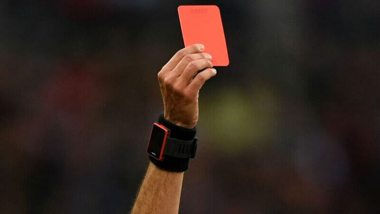 Thẻ đỏ trong bóng đá là gì? Khi nào trọng tài dùng thẻ đỏ?