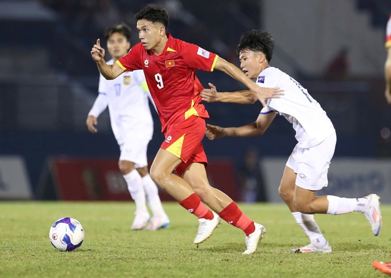 Hệ thống phòng ngự 3 trung vệ linh hoạt giúp bóng đá Việt Nam hóa giải sức mạnh của những đối thủ to cao từ châu lục.