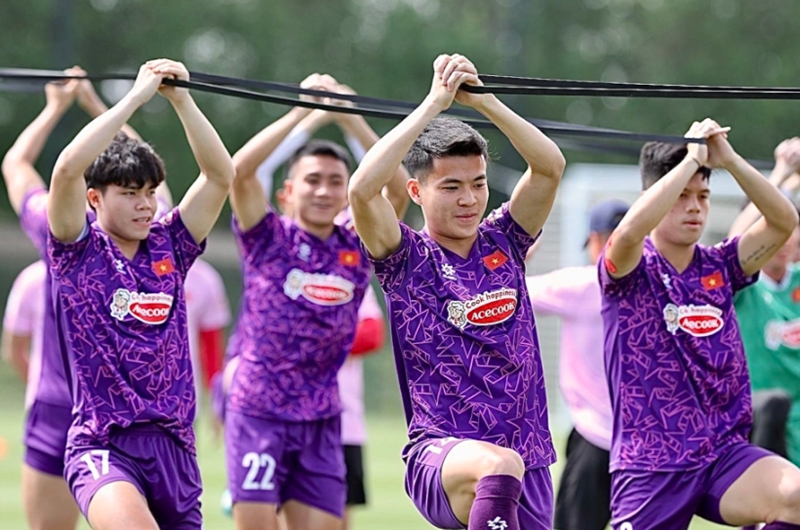 Nền tảng thể lực bền bỉ giúp các cầu thủ duy trì cường độ thi đấu cao suốt 90 phút mà không còn tình trạng hụt hơi.