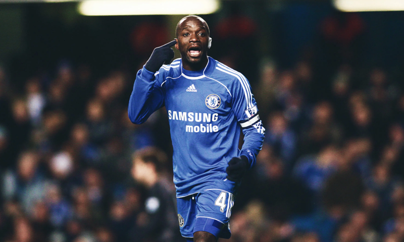 Claude Makélélé – Người định nghĩa lại khái niệm tiền vệ phòng ngự, tạo nên "vai trò Makélélé" huyền thoại trong lịch sử túc cầu.