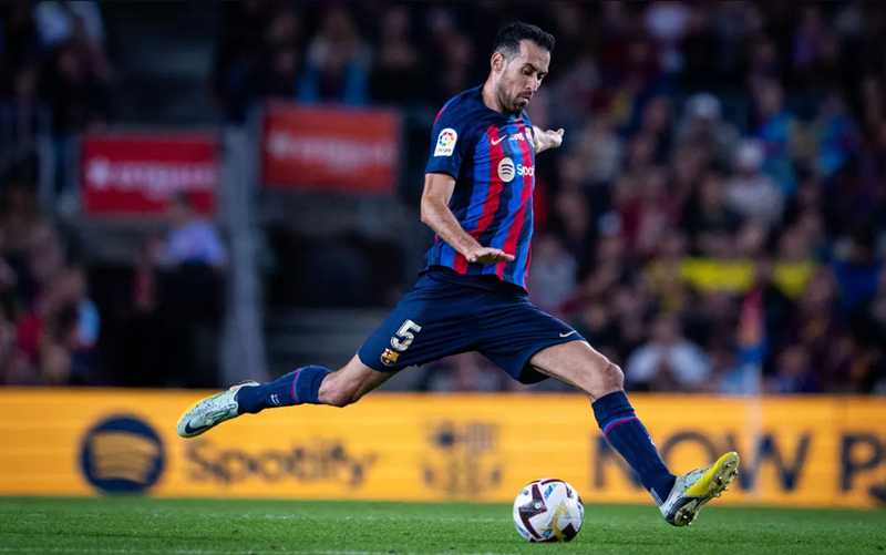 Những CDM hiện đại như Sergio Busquets không chỉ đánh chặn mà còn sở hữu kỹ năng thoát pressing và nhãn quan của một kiến trúc sư.