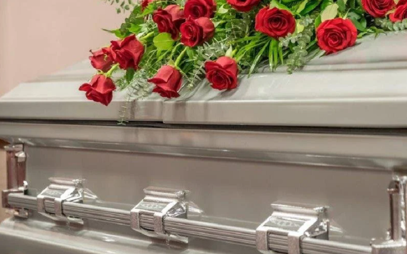 Hình ảnh quan tài đặt giữa nhà báo hiệu tài lộc và vận may bất ngờ sắp gõ cửa gia đình.