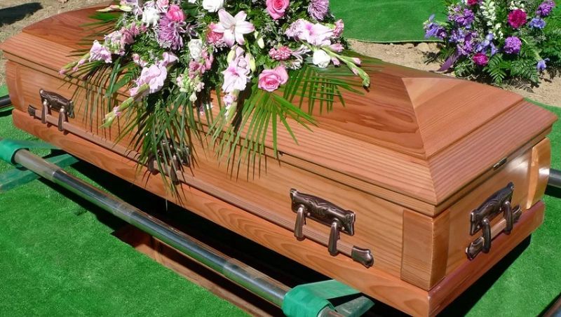 Mơ thấy quan tài lộ thiên trên mộ là mã khóa cho bộ số mơ liên quan đến sự sinh sôi, phát triển.