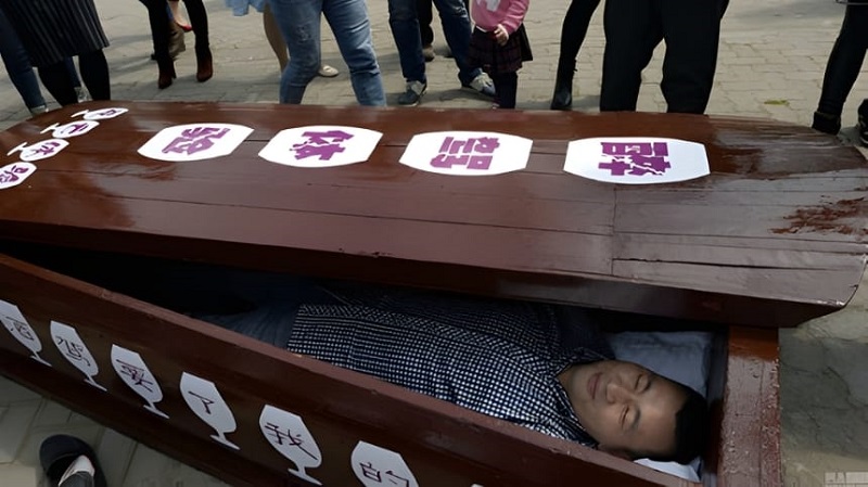 Mơ thấy người chết bước ra từ quan tài là điềm báo về sự hội ngộ quý nhân giúp giải quyết các khó khăn.