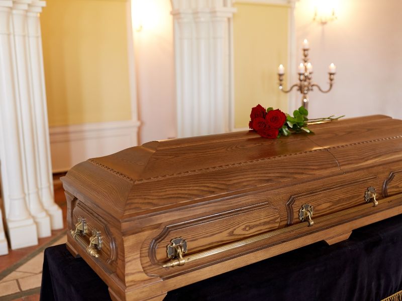 Sắc vàng trên quan tài tượng trưng cho hoàng kim và sự thăng tiến vượt bậc trong sự nghiệp.