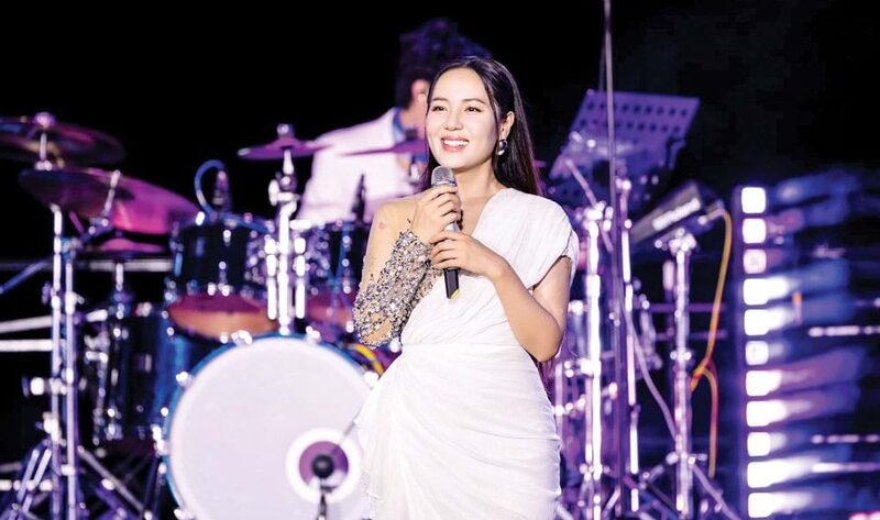 Giọng hát trong trẻo, cách xử lý tinh tế và gu chọn bài lãng mạn tạo nên màu sắc riêng của ca sĩ Phương Linh. 