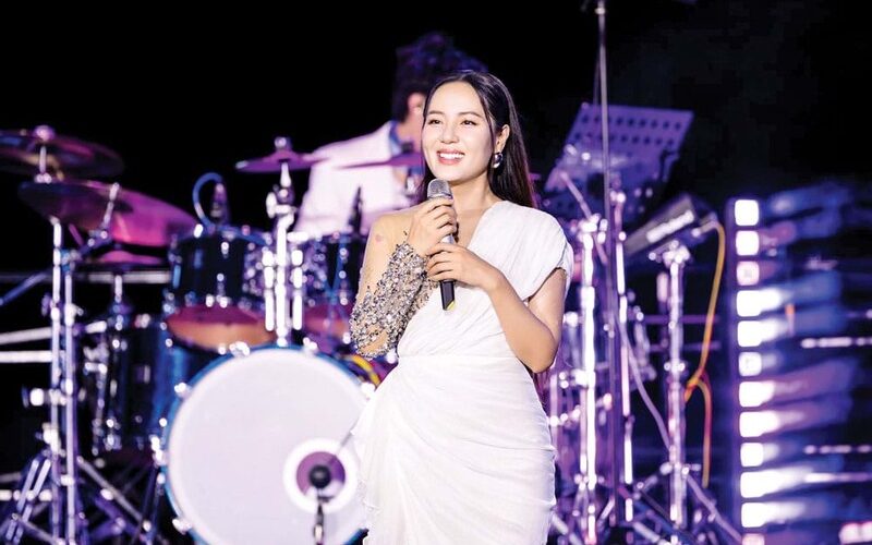 Giọng hát trong trẻo, cách xử lý tinh tế và gu chọn bài lãng mạn tạo nên màu sắc riêng của ca sĩ Phương Linh. 