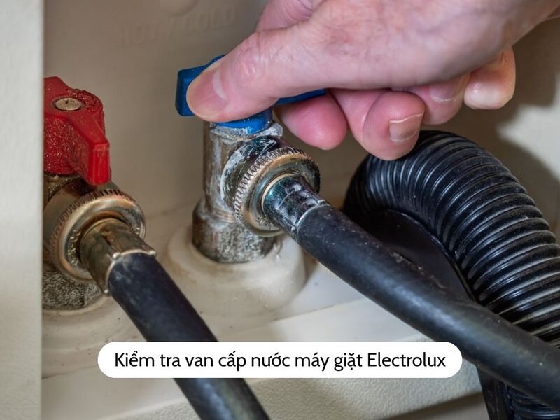 Khi máy báo E10, người dùng thường thấy máy dừng giữa chu trình, nước vào yếu hoặc không cấp nước. 
