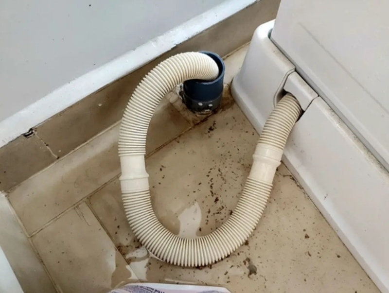 Ống xả đặt quá thấp hoặc cắm quá sâu có thể khiến nước vừa cấp vào đã tự thoát ra ngoài. 