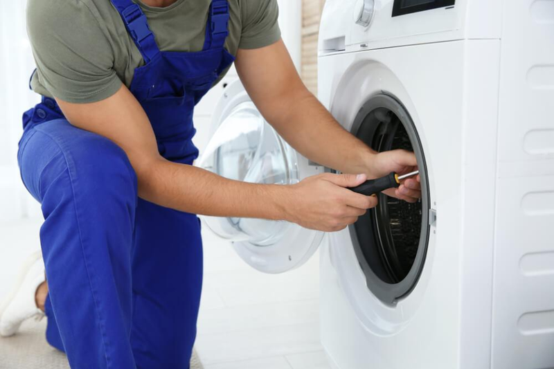 Nên gọi thợ khi đã kiểm tra nguồn nước, lưới lọc, ống cấp nhưng máy vẫn tiếp tục báo lỗi E10. 