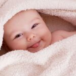 Giấc mơ thấy em bé mỉm cười mang lại điềm báo đại cát và tài lộc dồi dào.
