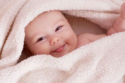 Giấc mơ thấy em bé mỉm cười mang lại điềm báo đại cát và tài lộc dồi dào.