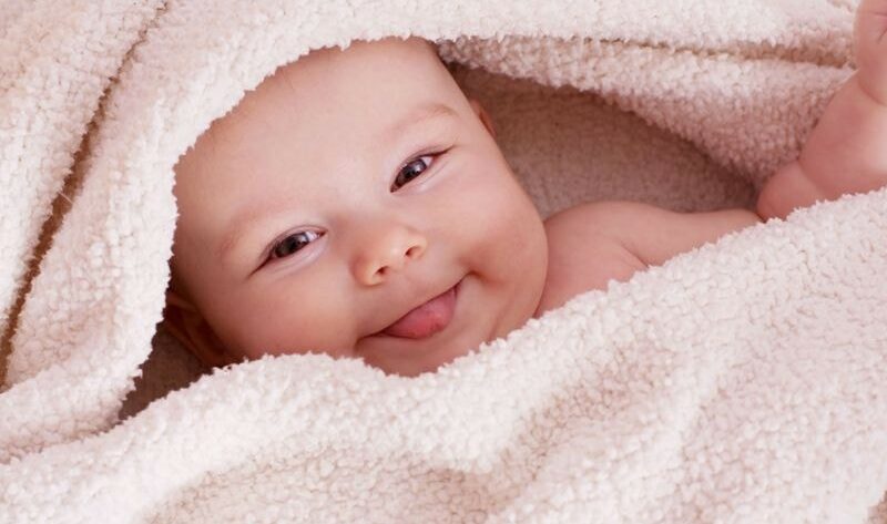Giấc mơ thấy em bé mỉm cười mang lại điềm báo đại cát và tài lộc dồi dào.