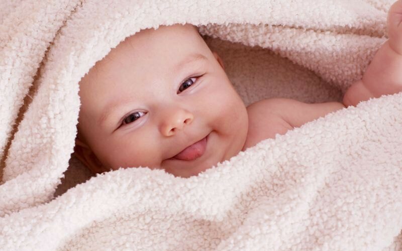 Giấc mơ thấy em bé mỉm cười mang lại điềm báo đại cát và tài lộc dồi dào.