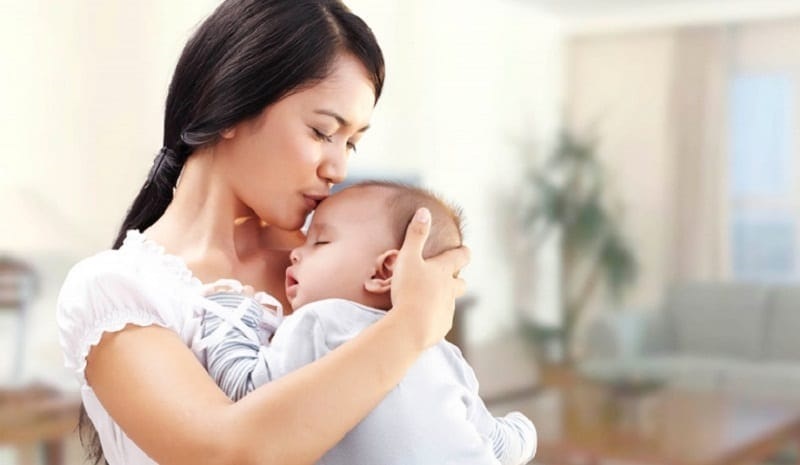 Hành động bế em bé trên tay báo hiệu bạn sắp gặt hái thành quả từ những nỗ lực của mình.