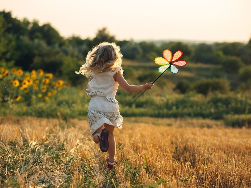 Điềm báo về sự thịnh vượng khi thấy một nhóm trẻ nhỏ đang vui đùa cùng nhau.