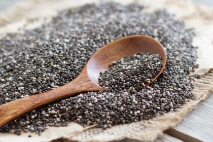 Chất xơ trong hạt chia hoạt động như một chiếc "chổi quét" giúp làm sạch đường ruột và ngăn ngừa táo bón.