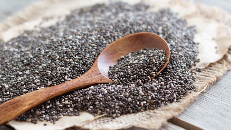 Chất xơ trong hạt chia hoạt động như một chiếc "chổi quét" giúp làm sạch đường ruột và ngăn ngừa táo bón.