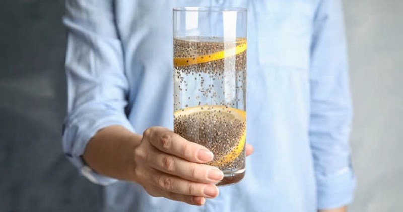 Lớp gel đặc trưng hình thành khi hạt chia ngậm nước giúp duy trì độ ẩm và hỗ trợ ổn định đường huyết.