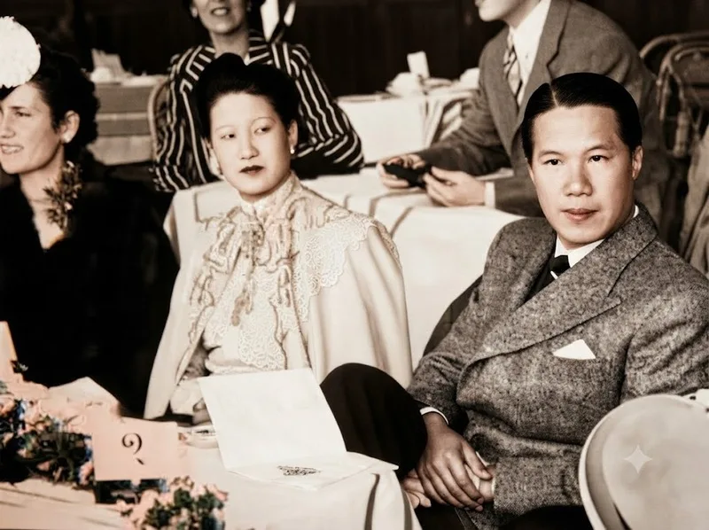 Nam Phương hoàng hậu cùng vua Bảo Đại trong không gian cung đình Huế.